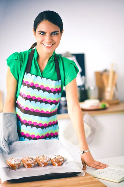 Kadın mutfakta pasta yapıyor. — Stok fotoğraf