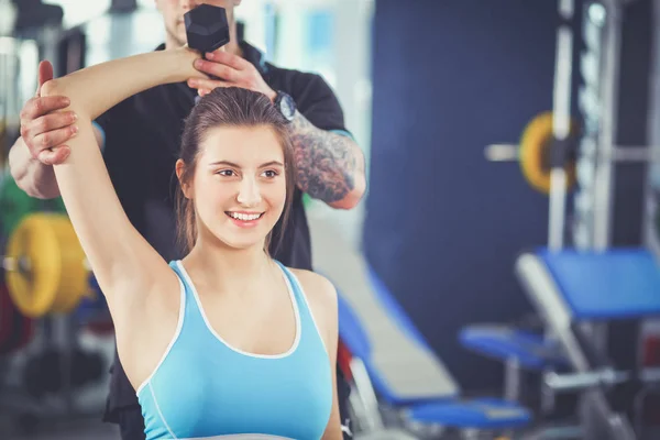 Femeia frumoasă la sala de gimnastică exercițiu cu antrenorul ei — Fotografie, imagine de stoc