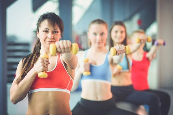 Spor salonunda pilates sınıfındaki bir grup insan. — Stok fotoğraf