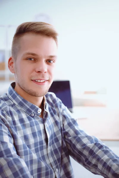 Jungunternehmer arbeitet im Büro, sitzt am Schreibtisch — Stockfoto