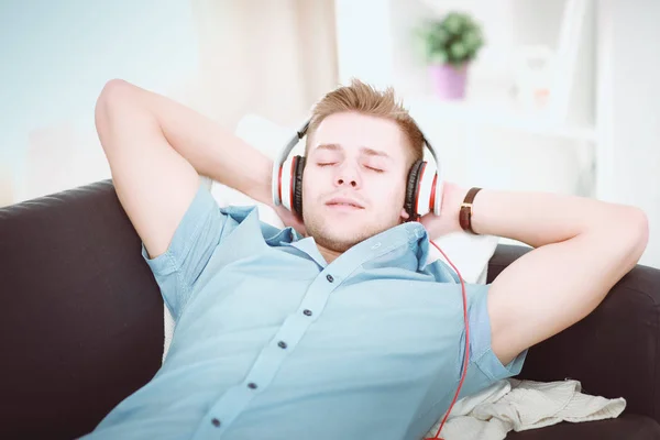 Homem ouvindo música com fones de ouvido em casa — Fotografia de Stock