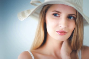Retrato de la hermosa modelo con sombrero, aislado sobre fondo blanco