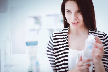 mooie jonge vrouw in winkel