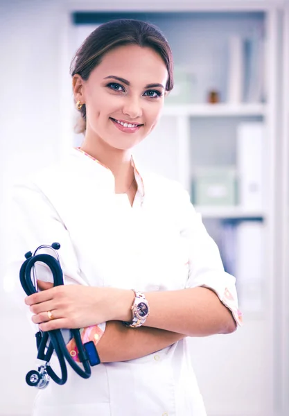 Femme médecin debout à l'hôpital avec stéthoscope médical — Photo