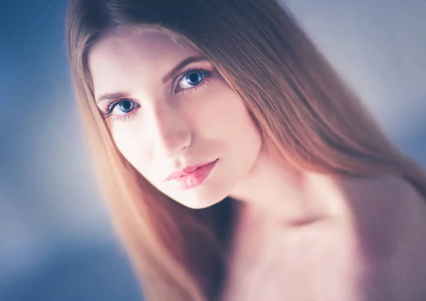 Портрет красивої жінки ізольовано на сірому фоні — стокове фото