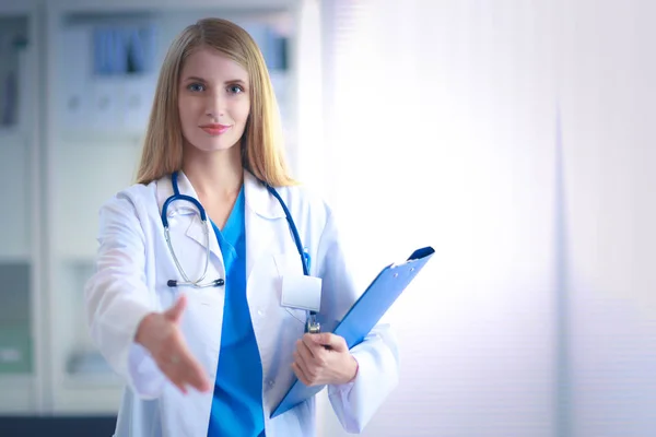 La doctora está parada en la ventana cercana. — Foto de Stock