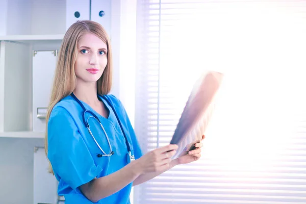 Female doctor showing x-ray at hospital — Stock Photo, Image