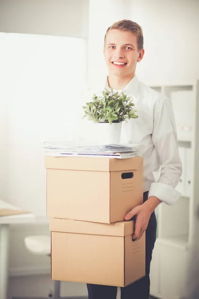 Retrato de uma pessoa com caixa móvel e outras coisas isoladas em branco — Fotografia de Stock