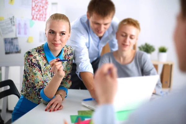 Jóvenes empresarios que trabajan en la oficina en un nuevo proyecto — Foto de Stock