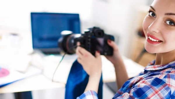 Fotógrafa sentada na mesa com laptop — Fotografia de Stock