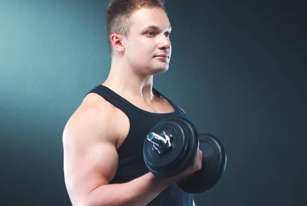 Schöner muskulöser Mann, der mit Hanteln trainiert — Stockfoto