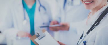 Tıp grubunun önünde çekici bir kadın doktor.