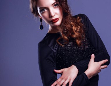 Siyah elbiseli, akşam makyajlı güzel bir kadın.