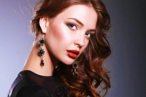 Красивая женщина с вечерним макияжем в черном платье — стоковое фото
