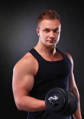 yakışıklı kaslı adam dumbell ile çalışma dışarı