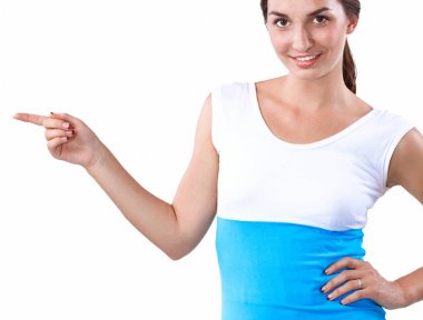 yukarı dönük, gülümseyen genç bir kadın portresi