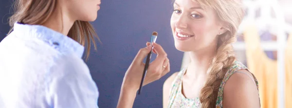 Artista haciendo maquillaje profesional de la mujer — Foto de Stock