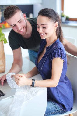 Çift evde mutfak içinde laptop ile onların fatura ödeme