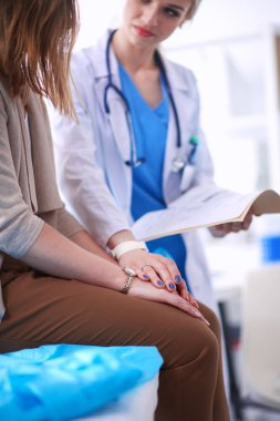 Doktor ve hasta masada otururken bir şey tartışıyorlar. Tıp ve sağlık hizmetleri kavramı. Doktor ve hasta.