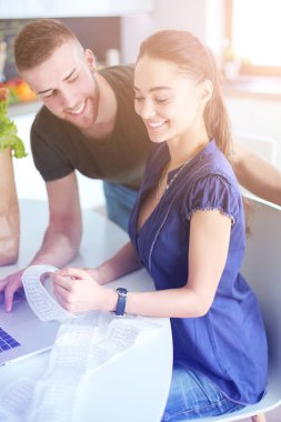 Çift evde mutfak içinde laptop ile onların fatura ödeme