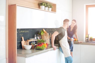 Güzel genç çift evde mutfakta eğleniyor.