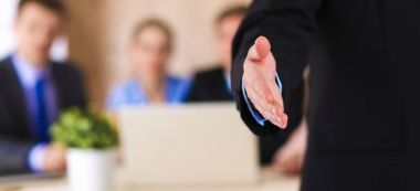 El için el sıkışma veren bir iş adamı closeup