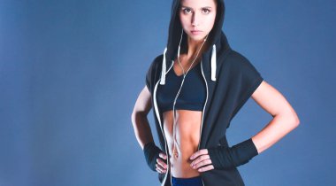 Spor giyim siyah arka plan karşı poz kas genç kadın