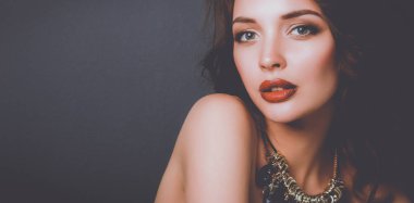 Siyah elbiseli, akşam makyajlı güzel bir kadın.