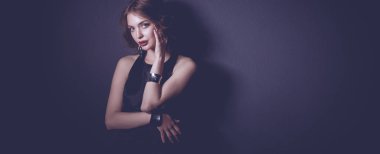 Siyah elbiseli, akşam makyajlı güzel bir kadın.