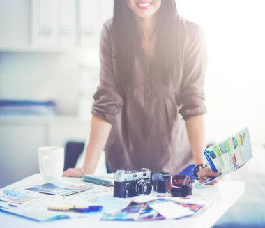 nő ül a kanapén házában a kamera