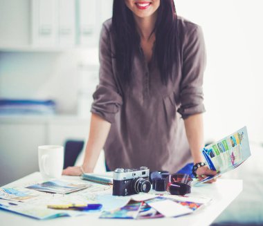 nő ül a kanapén házában a kamera