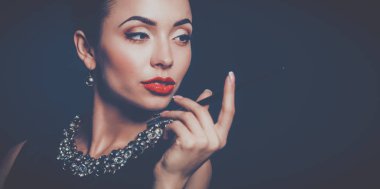 Siyah arka planda duran Retro kadın portresi