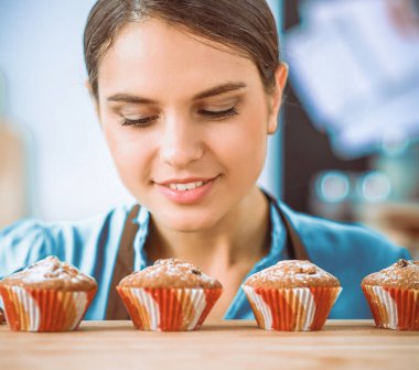 Kadın mutfakta pasta yapıyor.