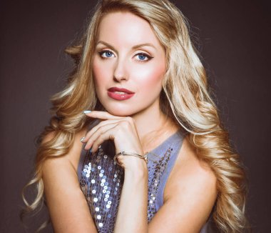 Güzel kadın, gri arka plan üzerinde izole