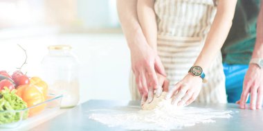 Genç çift mutfakta pasta hazırladı.