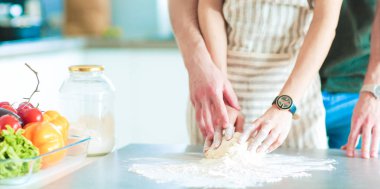 Genç çift mutfakta pasta hazırladı.