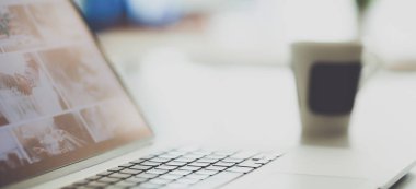 Ofis işyeri dizüstü bilgisayar ile ve ahşap masa