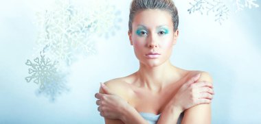 gri arka plan üzerinde izole, güzel bir kadın portresi