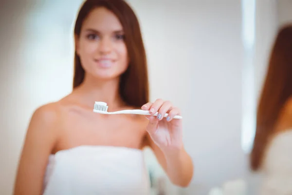 Портрет молодой девушки, которая чистит зубы — стоковое фото