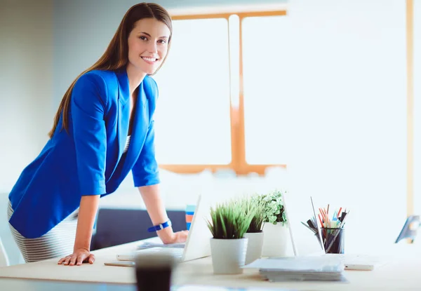 Vrouw op het bureau met laptop. — Stockfoto