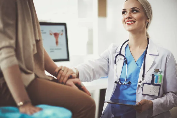 Médico e paciente discutindo algo enquanto se senta na mesa. Conceito de medicina e cuidados de saúde. Médico e paciente — Fotografia de Stock