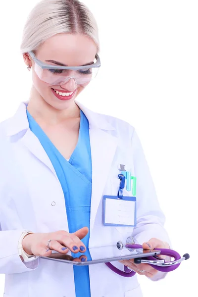 Γυναίκα γιατρός χρησιμοποιώντας ένα ψηφιακό δισκίο και στέκεται σε λευκό φόντο. Γυναίκες γιατροί. — Φωτογραφία Αρχείου
