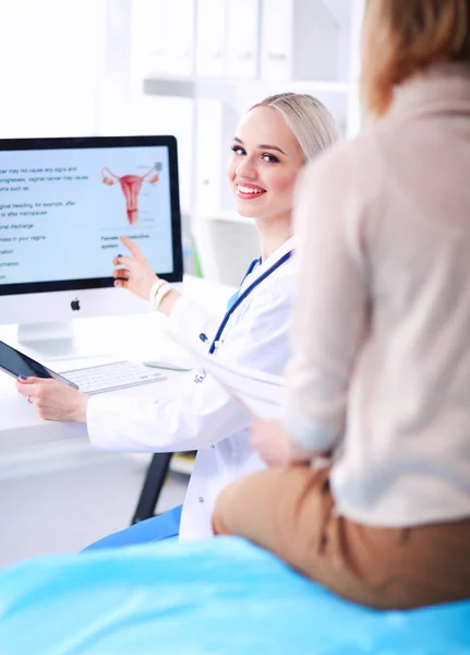 Doctor y paciente discutiendo algo mientras están sentados en la mesa. Concepto de medicina y salud. Médico y paciente — Foto de Stock