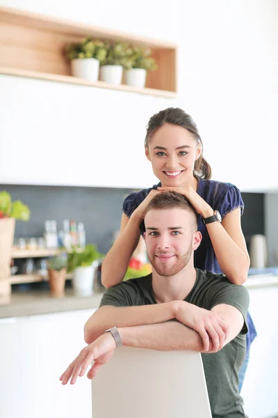 美しい若いカップルは自宅でキッチンで楽しんでいます — ストック写真