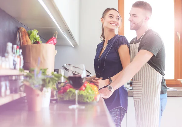 Par matlagning tillsammans i sitt kök hemma — Stockfoto