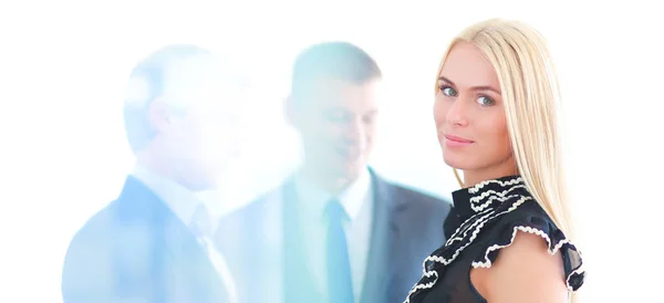 Geschäftsfrau steht mit einem Ordner in der Hand im Vordergrund — Stockfoto