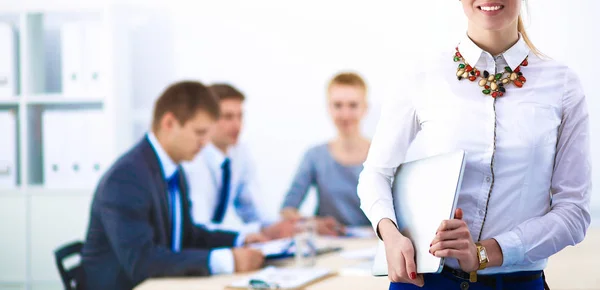 Portret van een jonge vrouw werkend op kantoor staand — Stockfoto