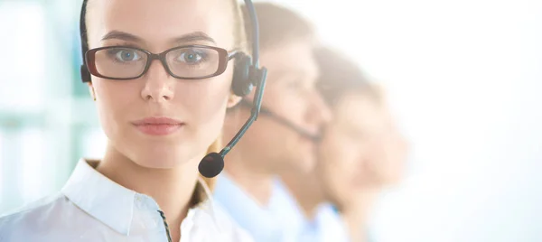 Aantrekkelijke jonge ondernemers en collega 's in een callcenter — Stockfoto