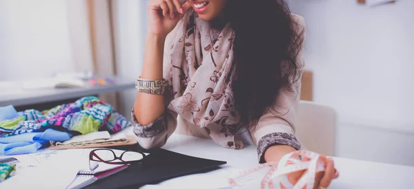 Gülümseyen kadın moda tasarımcısı ofis masasında oturuyor. — Stok fotoğraf
