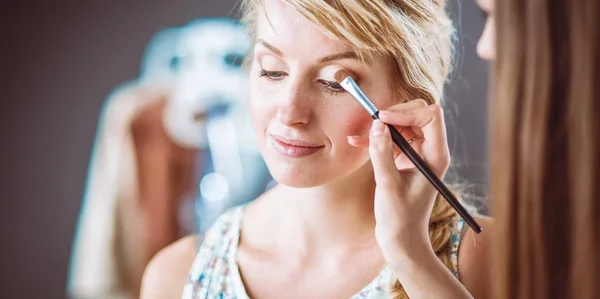 Konstnär gör professionell make up av kvinna — Stockfoto